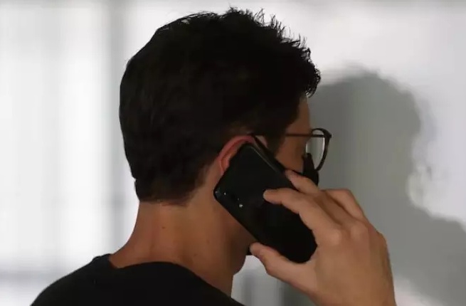 Ligação automatizada que fica em silêncio pode ser golpe? O que fazer ao atender uma chamada desta?  